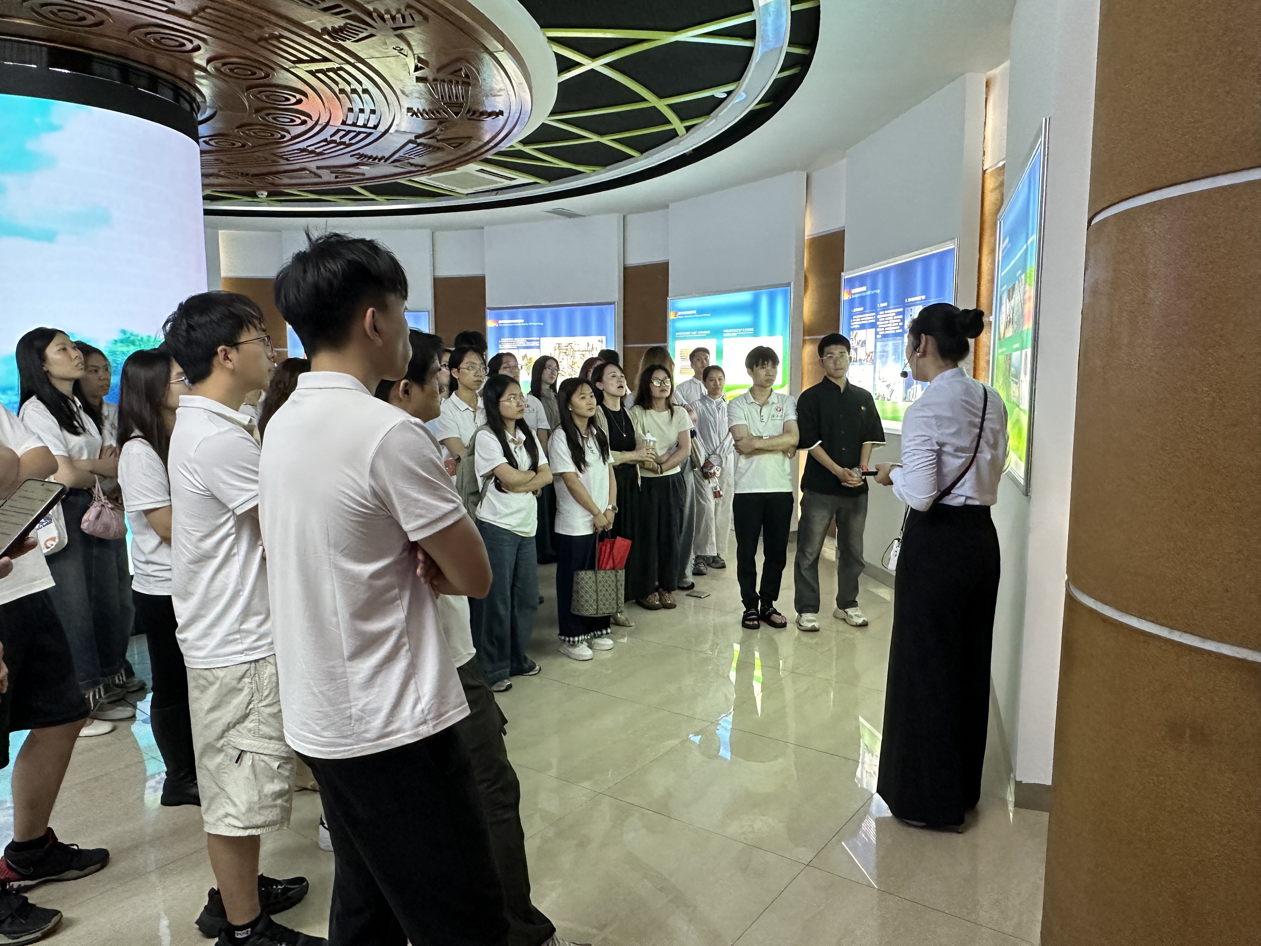 廣西大學工商管理學院MBA科產班同學正在參觀環保教育基地.jpg
